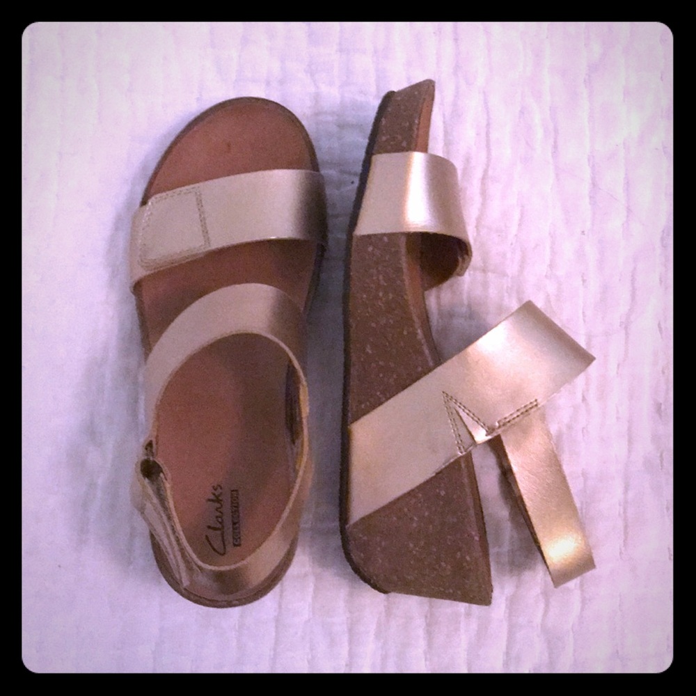 Clarks gold Auriel Fin wedge sandals, size 7.5N